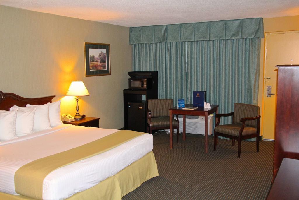 Clarion Inn Falls Church-Arlington Extérieur photo